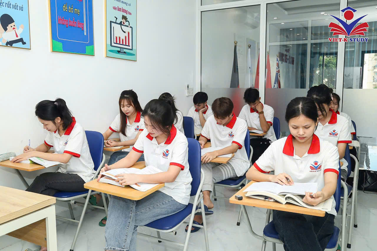 Các thầy cô trường đại học Hàn Quốc về tư vấn cho học sinh tại trung tâm (10)