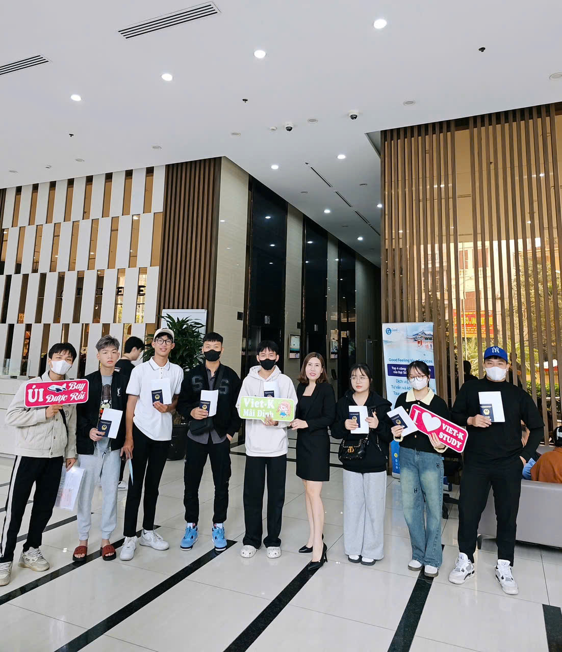 Các thầy cô trường đại học Hàn Quốc về tư vấn cho học sinh tại trung tâm (12)