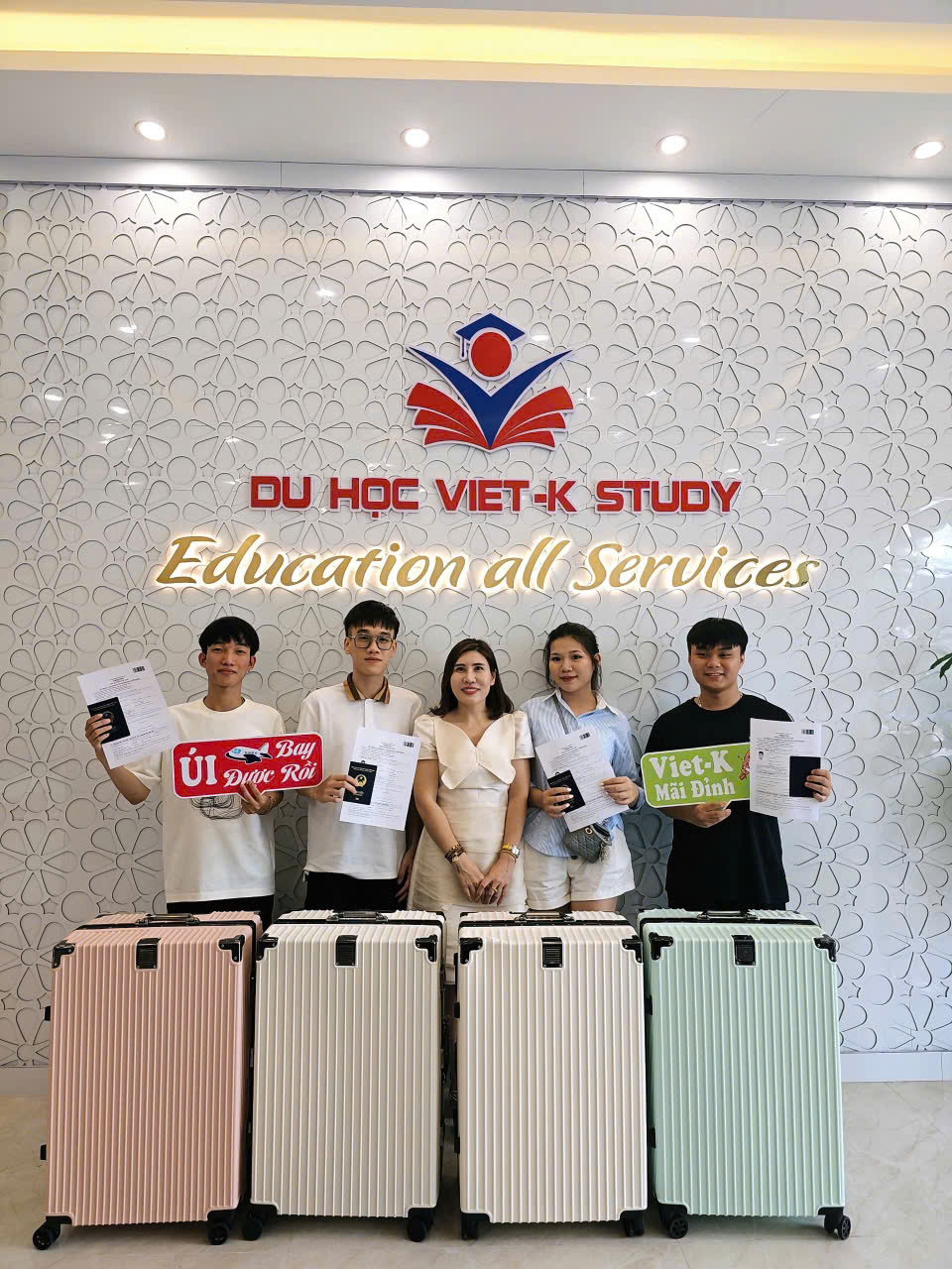 Các thầy cô trường đại học Hàn Quốc về tư vấn cho học sinh tại trung tâm (13)