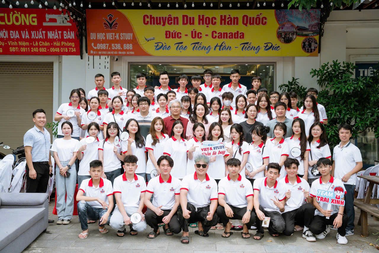 Các thầy cô trường đại học Hàn Quốc về tư vấn cho học sinh tại trung tâm (2)