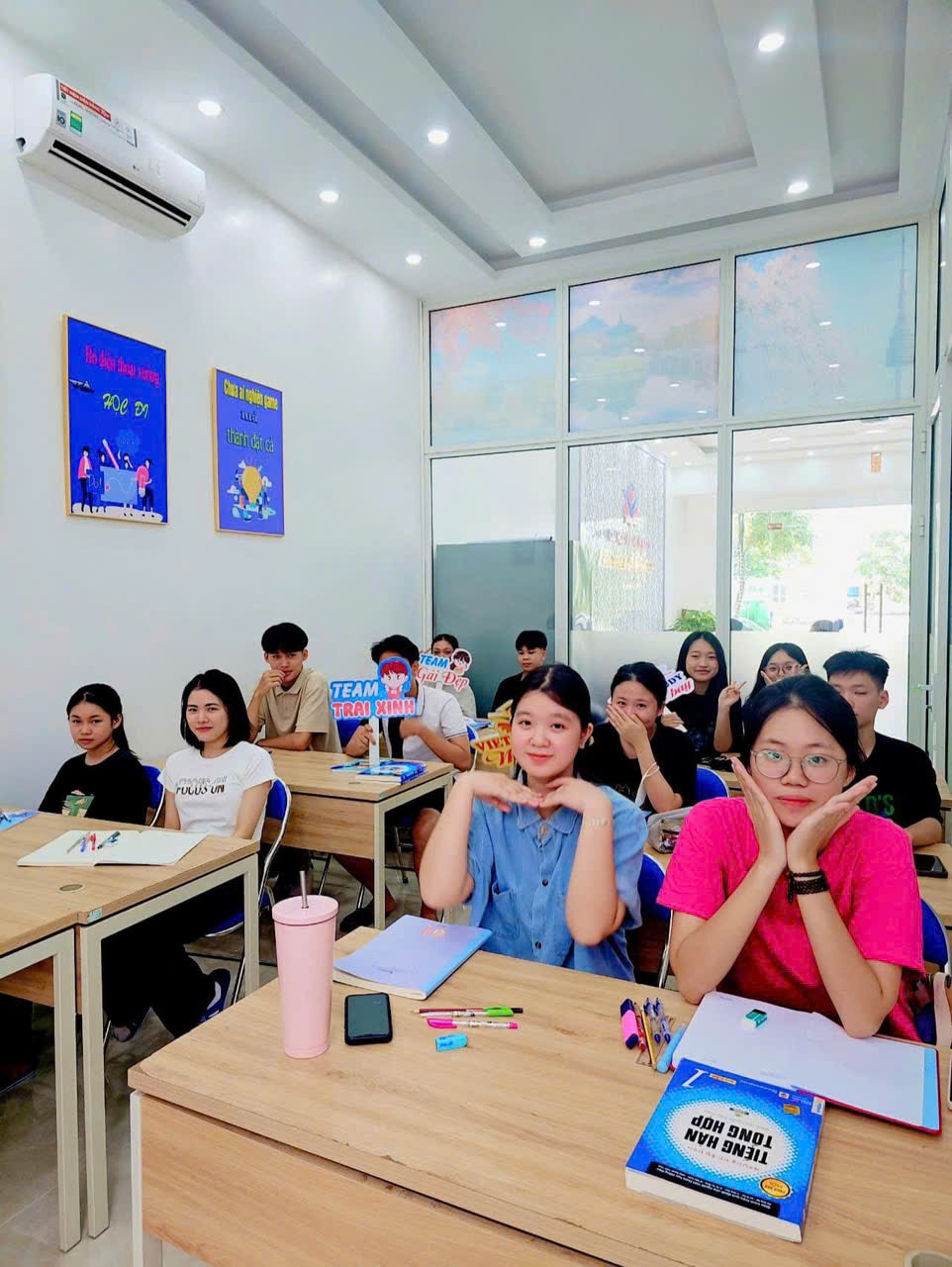 Các thầy cô trường đại học Hàn Quốc về tư vấn cho học sinh tại trung tâm (4)