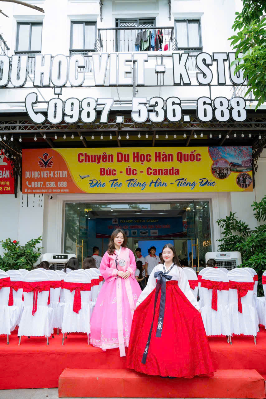 Các thầy cô trường đại học Hàn Quốc về tư vấn cho học sinh tại trung tâm (7)