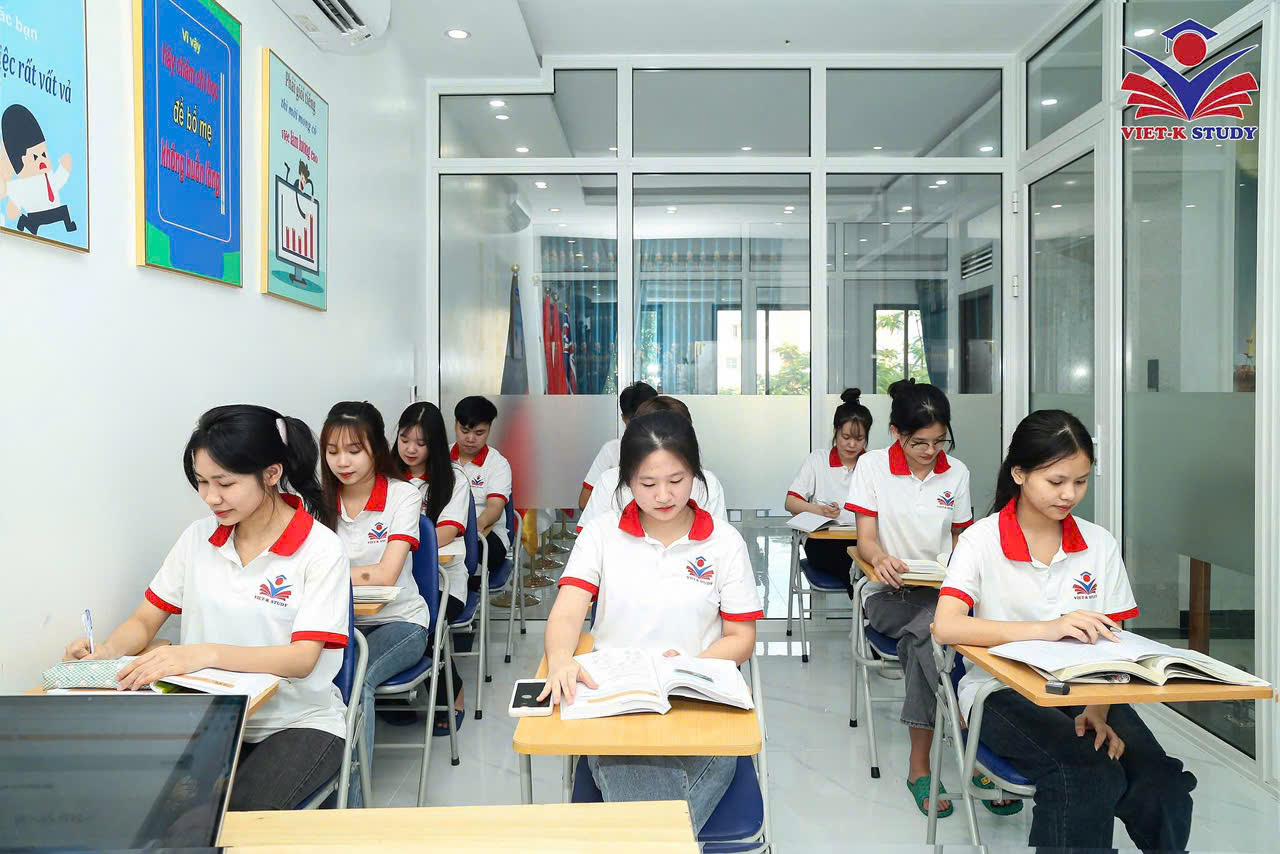 Các thầy cô trường đại học Hàn Quốc về tư vấn cho học sinh tại trung tâm (9)