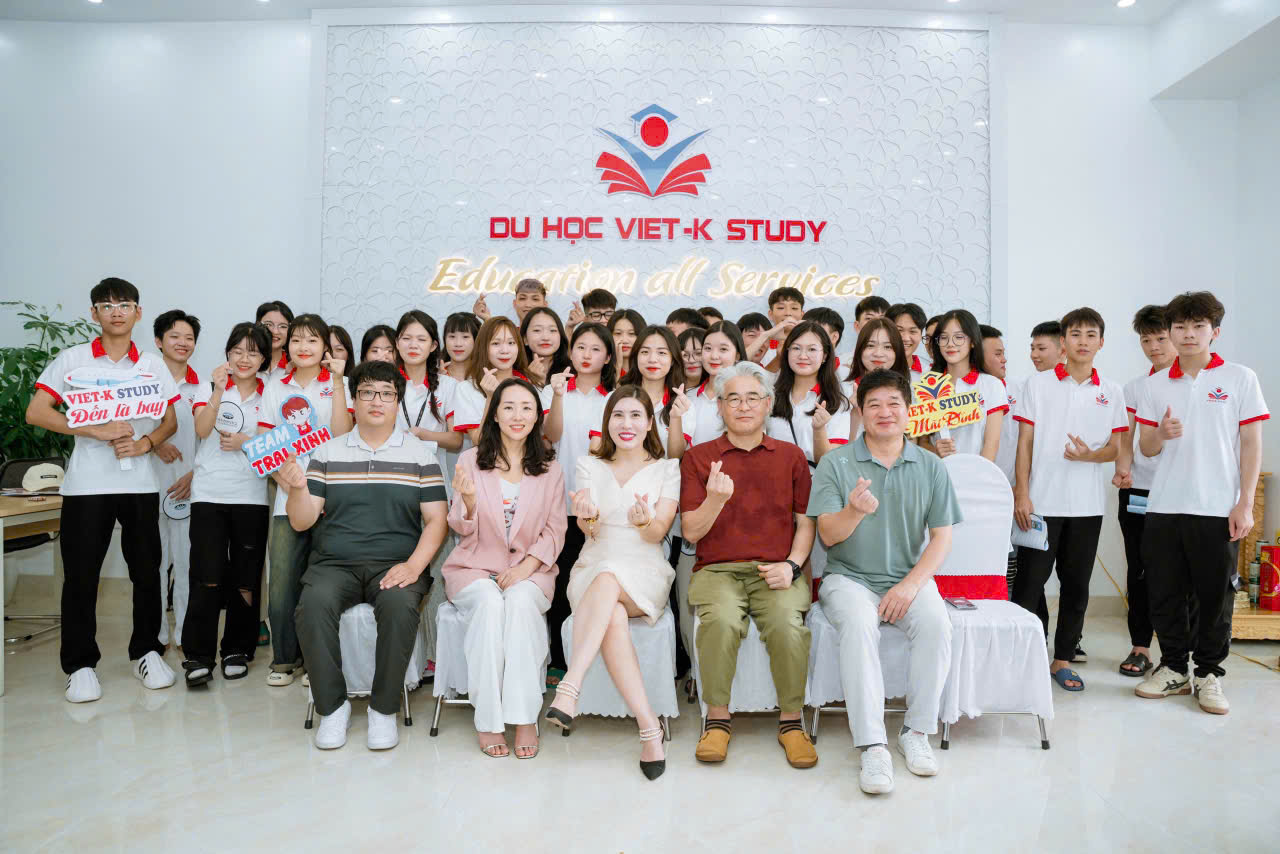 Các thầy cô trường đại học Hàn Quốc về tư vấn cho học sinh tại trung tâm